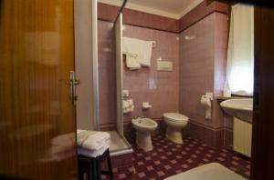 ガッリオにあるHotel Concordiaのバスルーム(トイレ、洗面台付)