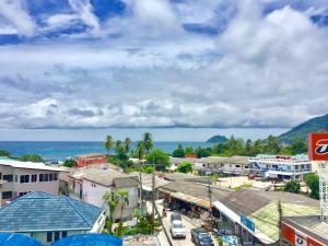 龜島的住宿－尼爾瓦納旅館，享有小镇的海洋美景