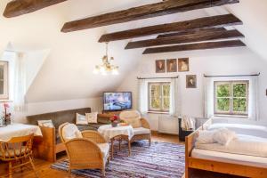 sala de estar con cama y sofá en Landgasthof Winbeck, en Bayerbach