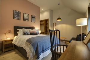 um quarto com uma cama, uma mesa e uma cadeira em The Temple Inn em Temple Cloud