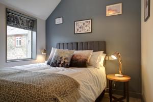 a bedroom with a bed and a window at The Temple Inn in Temple Cloud