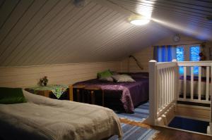 ポシオにあるAneen Loma Vacation and Cottagesの屋根裏部屋 ベッド2台&階段付