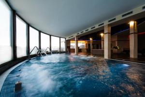Bazén v ubytovaní Kn Hotel Arenas del Mar Adults Only alebo v jeho blízkosti