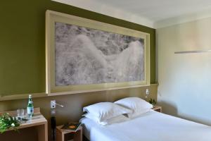 Postel nebo postele na pokoji v ubytování Hotel Spa Le Calendal