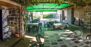 A restaurant or other place to eat at Apartamentos Rurales El Prado