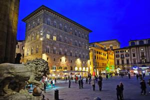 フィレンツェにあるItalian Experience-Suite Medici Loft 8の建物前の像のある市広場