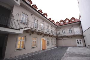 ein leerer Parkplatz vor einem Gebäude in der Unterkunft Prague Central Residence in Prag