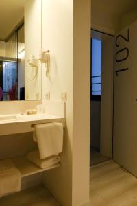 ein Bad mit einem Waschbecken und einem Spiegel in der Unterkunft Corbie Lommel Ring in Lommel