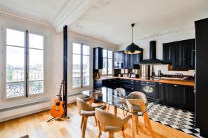 a kitchen with a glass table and some windows at Hôtel de ville in Levallois-Perret +6 photos