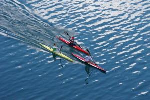 - 2 personnes en canoë-kayak dans l'établissement Haus Lindner, à Maurach