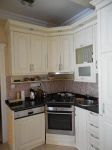 Dapur atau dapur kecil di Anastasia Apartments
