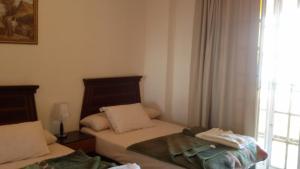 เตียงในห้องที่ Fayed Armed Forces Hotel