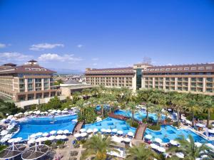 シダにあるSunis Kumköy Beach Resort Hotel & Spaのプールと傘付きのリゾートの空中ビュー