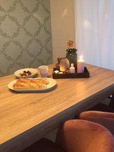 una mesa con un plato de comida y velas en Steigen Lodge Sjøhytter, en Engeløya