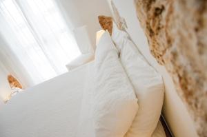 アルベロベッロにあるホテル シルバの窓付きの客室で、ベッド1台(白い枕付)