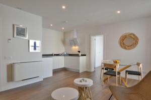 cocina y sala de estar con mesa y sillas en Hotel Bosch Boutique en Palma de Mallorca