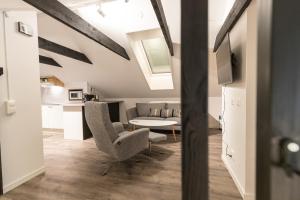 ein Wohnzimmer mit einem Sofa und einem Tisch in der Unterkunft Parkvillan in Åre