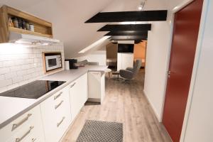 eine Küche mit weißen Schränken und einer schwarzen Decke in der Unterkunft Parkvillan in Åre