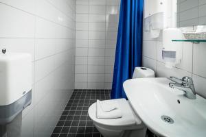 Ett badrum på First Hotel Solna