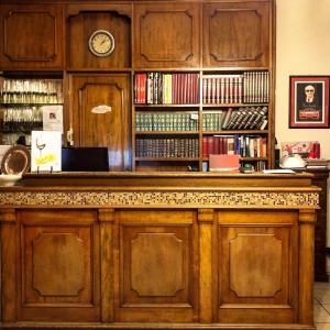 drewniany bar z zegarem na górze w obiekcie Hotel Domus w mieście Maranello