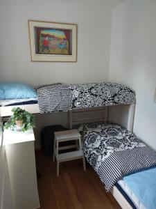 a bedroom with two bunk beds and a desk at Peder Dovns Slippe in Ribe