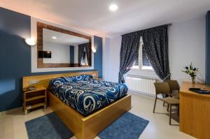 um quarto com uma cama, uma secretária e um espelho em Motel Cancun Avilés em Iboya