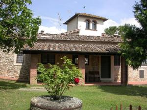 サン・カシャーノ・イン・ヴァル・ディ・ペーザにあるCasale La Fornace nel Chiantiの木の前の古いレンガ造りの家