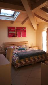 1 dormitorio con 1 cama en una habitación con ventana en Relais Il Nido, en Pisa
