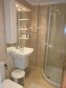a bathroom with a shower and a sink and a toilet at Precioso Apartamento in Peñíscola +27 photos