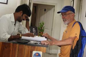 um homem ao lado de um homem segurando uma caixa em Deccan Comforts em Hyderabad