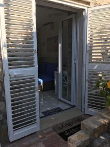 eine Tür zu einem Zimmer mit Jalousien darauf in der Unterkunft Apartment Nikka in Dubrovnik