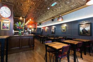 Restaurant o un lloc per menjar a The Grafton Arms Pub & Rooms