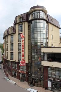 キスロヴォツクにあるPanorama Spa-Hotelのホテルの看板が目の前にある建物