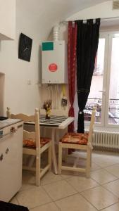 Elegante Loft Nel Cuore Di Sanremoにあるキッチンまたは簡易キッチン