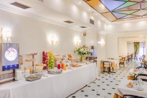 um restaurante com uma linha de buffet com comida em exposição em Raeli Hotel Lazio em Roma