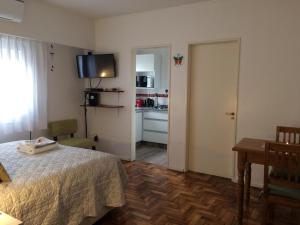 Piccola camera con letto e cucina. di Luminoso Estudio a Buenos Aires
