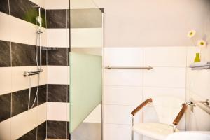 Ένα μπάνιο στο Ferienwohnung Schwarz & Weiß +8 φωτογραφίες