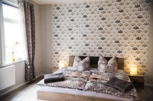 a bedroom with a large bed with a large wall at Ferienwohnung Schwarz & Weiß in Eisenach