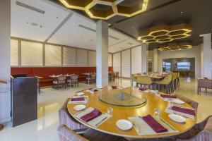 Hotel Naveen Lakeside餐厅或其他用餐的地方
