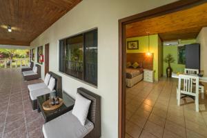 un porche con sillas y una cama en una habitación en Waidroka Bay Resort, en Korovou