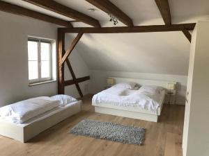 a bedroom with two beds and a window at Hotel Ristorante Milano in Bad Tölz