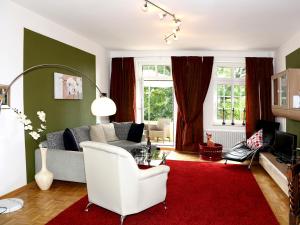 バート・ピルモントにあるWeser Uplands Retreatのリビングルーム(白いソファ、赤い敷物付) +18枚の写真