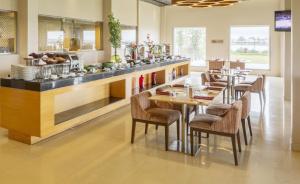 Restaurace v ubytování Hotel Naveen Lakeside