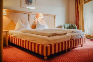 Posteľ alebo postele v izbe v ubytovaní Familiengut Hotel Burgstaller