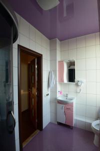 Bathroom sa Apartment on Krepostnoy 4B