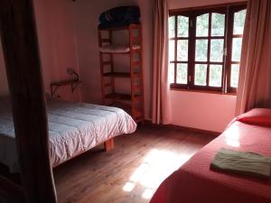 ein kleines Zimmer mit einem Bett und einem Fenster in der Unterkunft El Alamo in Sierra de la Ventana