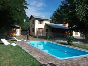 ein Swimmingpool im Hof eines Hauses in der Unterkunft El Alamo in Sierra de la Ventana