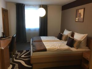 Postel nebo postele na pokoji v ubytování Hotel am Brünnchen