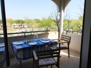 un tavolo e sedie su un balcone con vista di Villa Dora a Grado