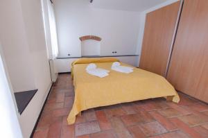 a small room with a bed with two towels on it at Casa del Sole in Finale Ligure